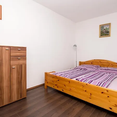 145 - Fiatalos, Oldalpanoramas, Vizkoezeli Apartman شقة بالاتونوشود